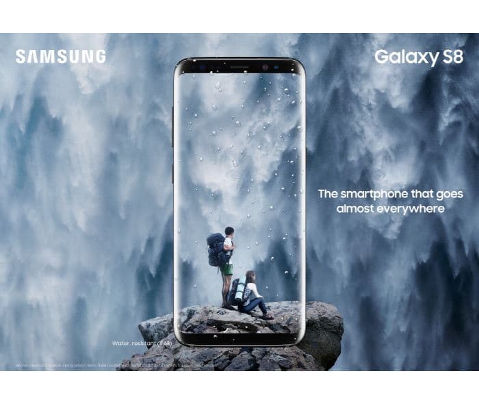 Samsung Galaxy S8 noir affichant sur son écran des randonneurs en montagne sous un ciel nuageux