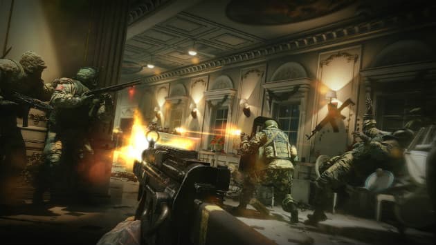 Opérateurs militaires engagés dans un combat tactique dans un bâtiment classique, échanges de tirs et explosions en intérieur