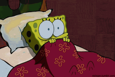 Bob l'éponge jaune au lit sous une couverture rouge, les yeux grands ouverts et l'air paniqué