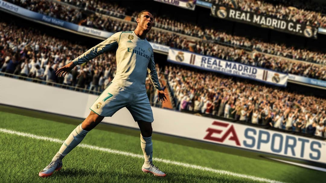 Joueur du Real Madrid en tenue blanche dans un stade, bras écartés, dans une scène de FIFA 18
