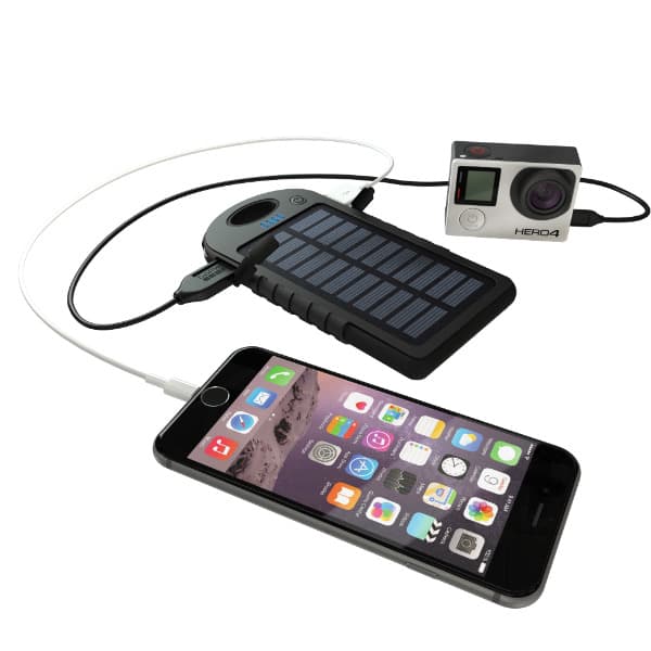 Batterie externe GoPole Dualcharge noire avec panneaux solaires rechargeant un iPhone et une GoPro par câbles USB