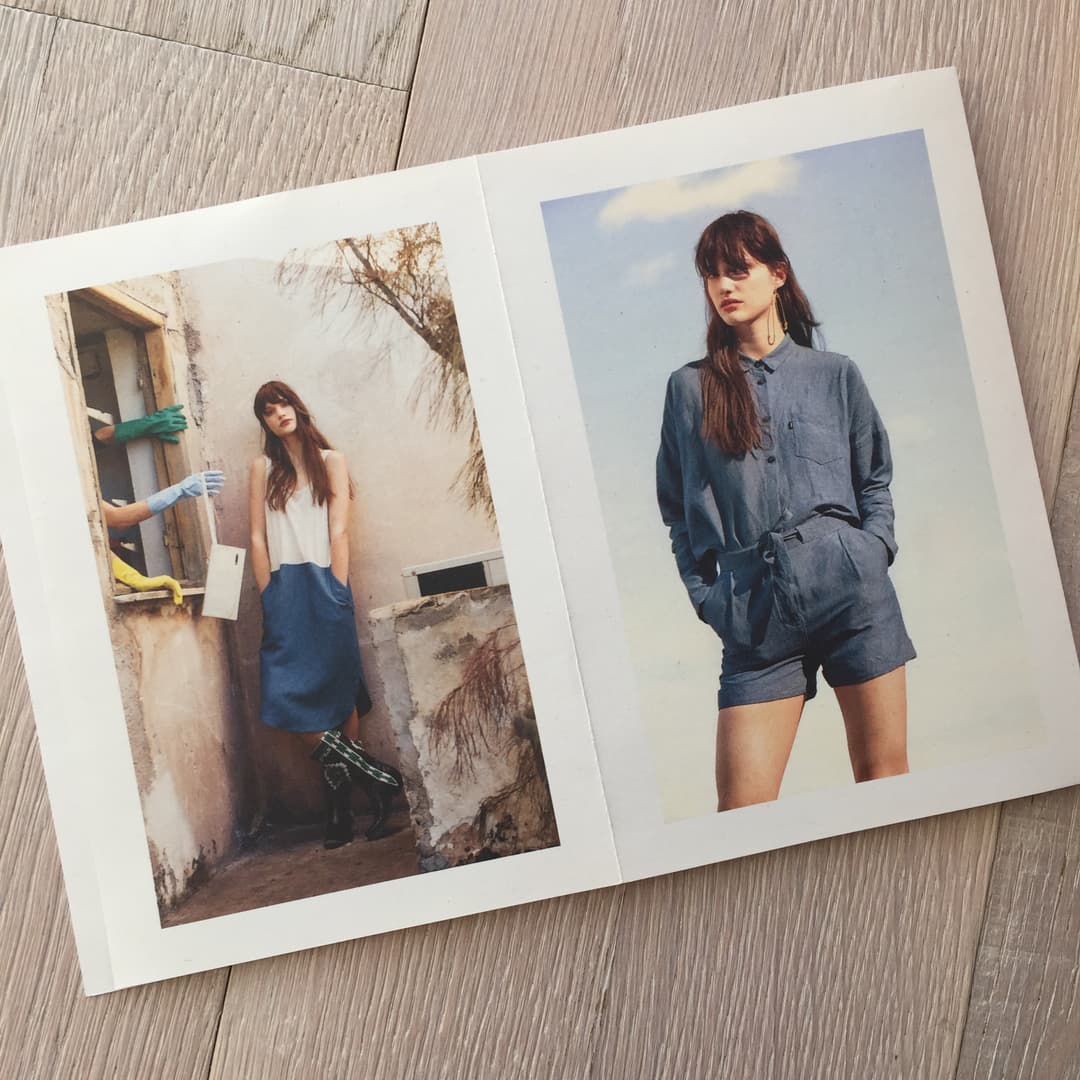 Catalogue Freitag présentant deux pages avec des modèles portant des vêtements en denim bleu et des sacs recyclés de la marque