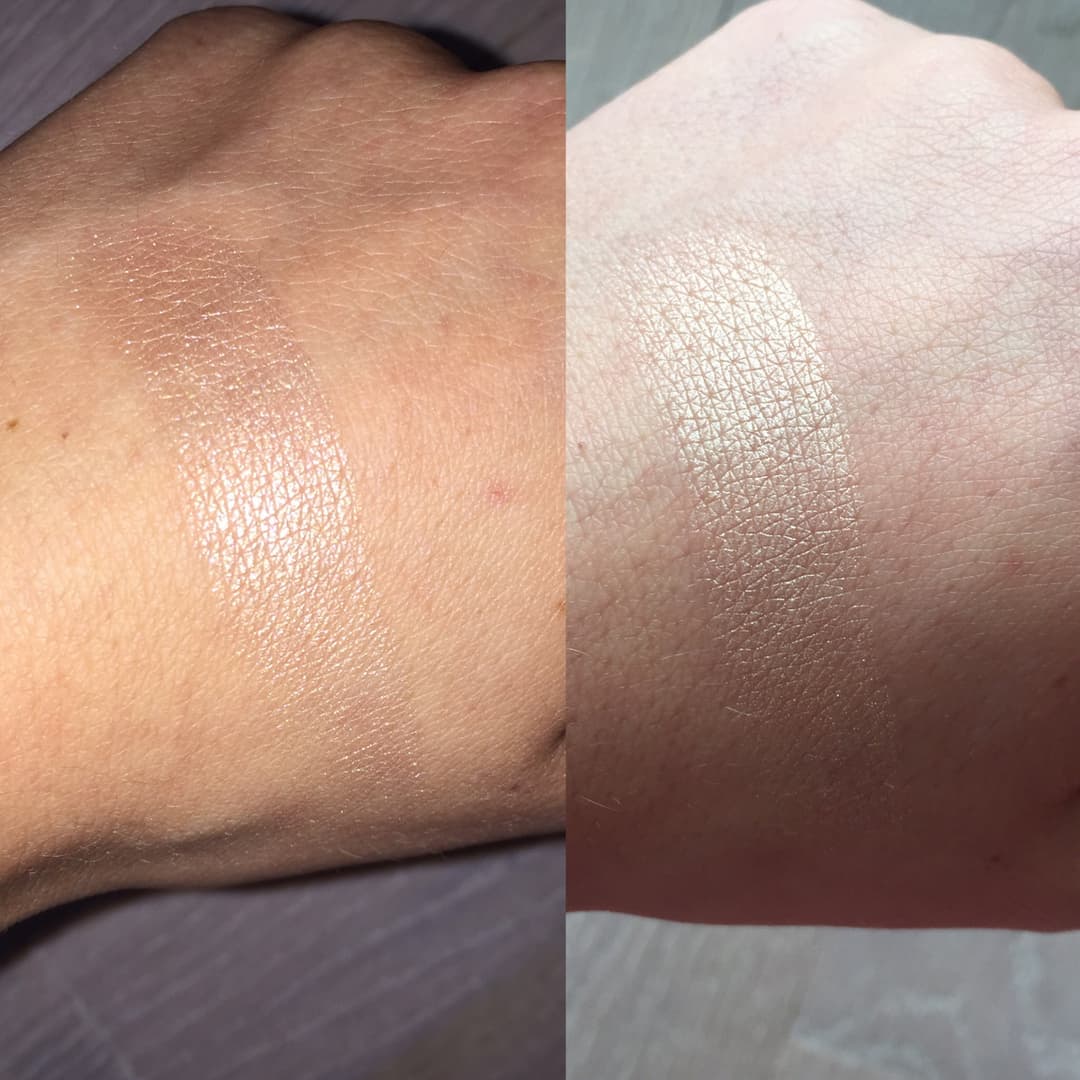Becca Shimmering Skin Perfector appliqué sur deux teintes de peau, avec reflets dorés lumineux
