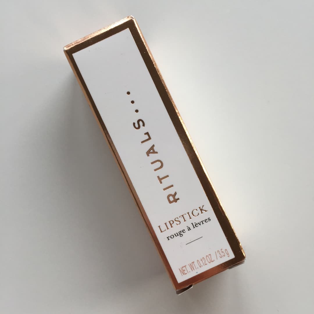 Lipstick Rituals dans son packaging blanc et cuivre, présenté ouvert vue de dessus