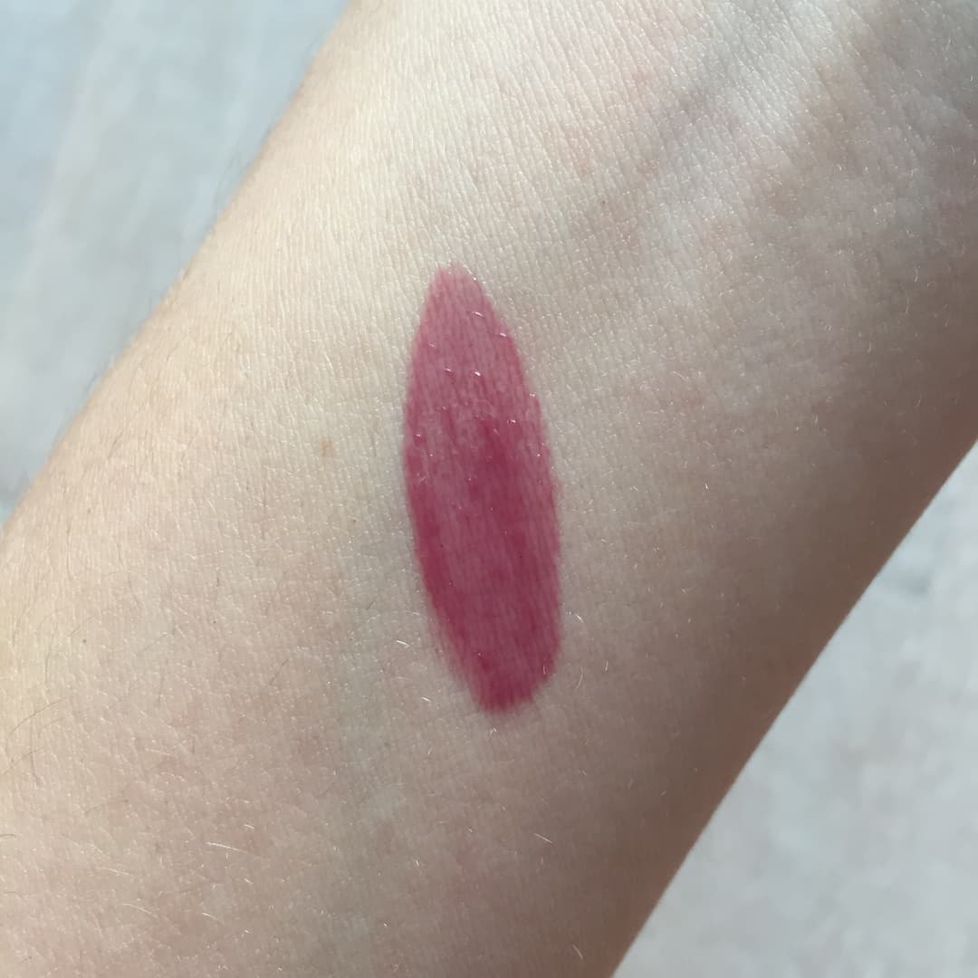 Swatch du gloss Rituals couleur prune tirant vers le violet appliqué sur la peau du poignet