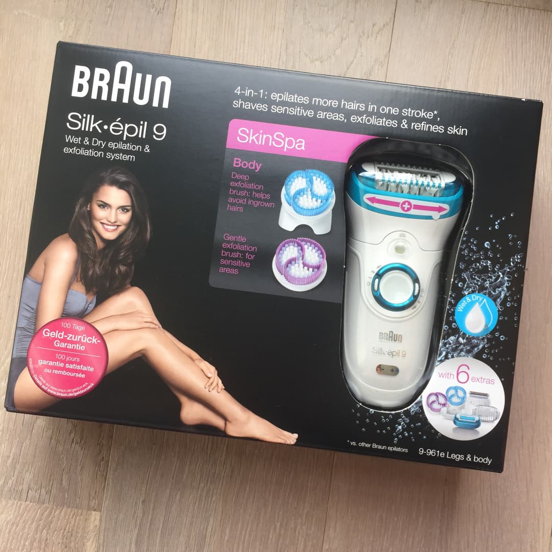 Boîte de l'épilateur Braun Silk Epil 9 SkinSpa blanc et bleu turquoise avec accessoires d'exfoliation