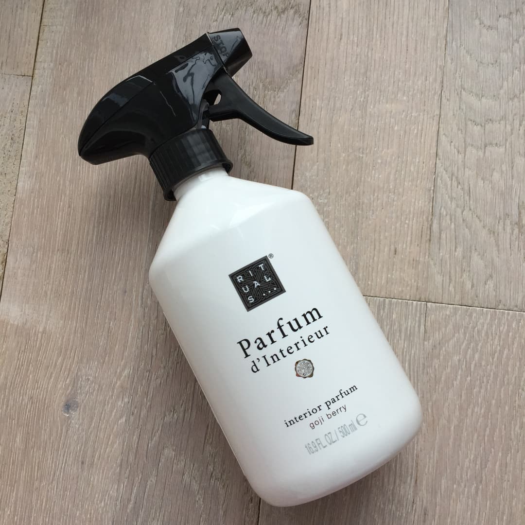 Flacon de Parfum d'Intérieur Rituals blanc avec vaporisateur noir, posé sur un parquet clair