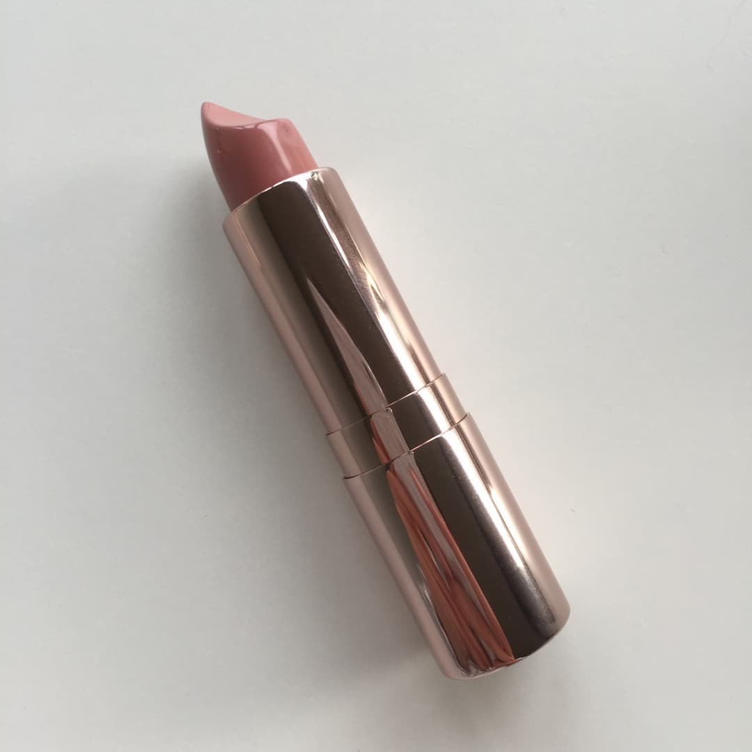 Rouge à lèvres Rituals teinte Nude Pink, tube métallisé rose ouvert montrant la texture du produit