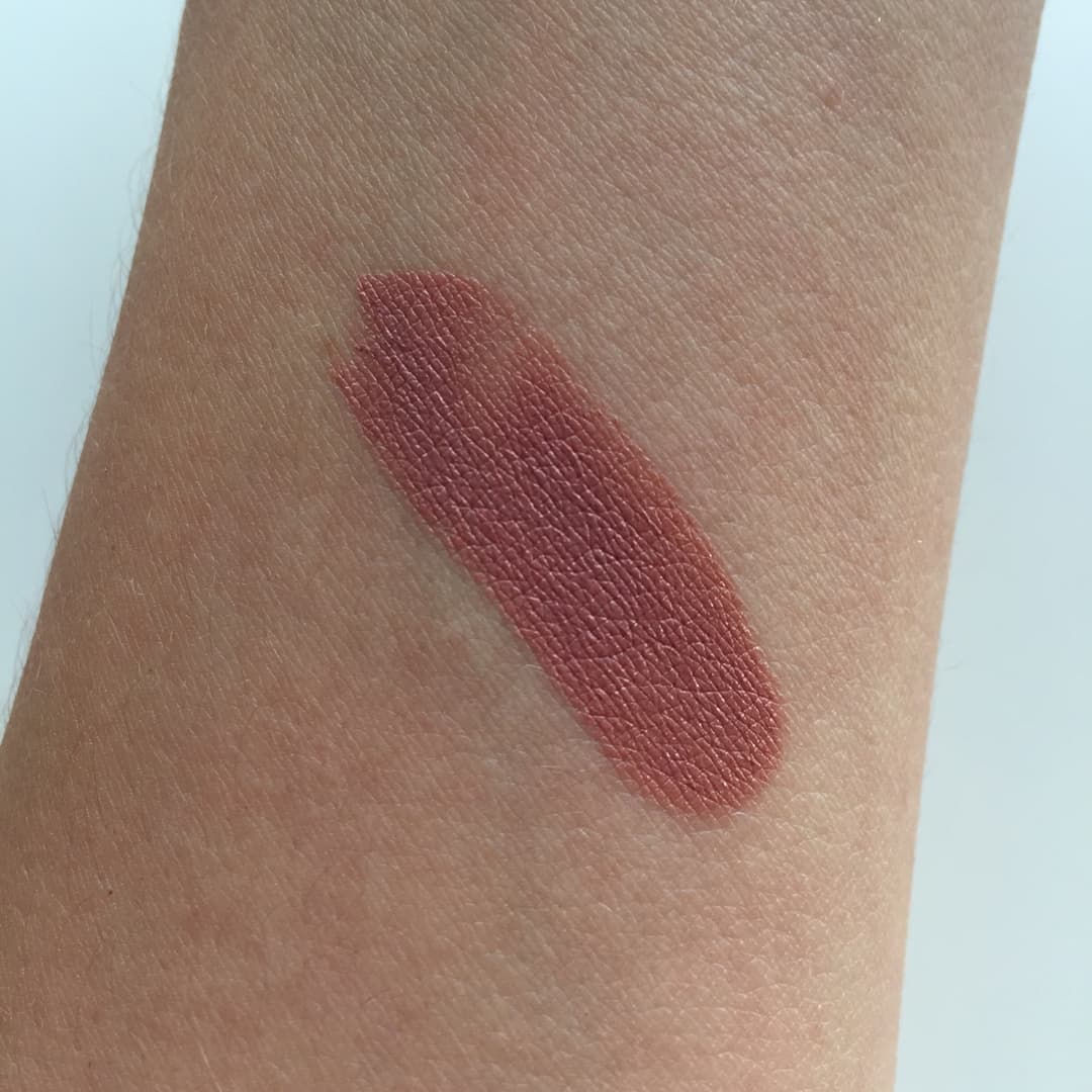 Swatch du rouge à lèvres Rituals teinte Nude Pink appliqué sur la peau, montrant une couleur rose-nude opaque