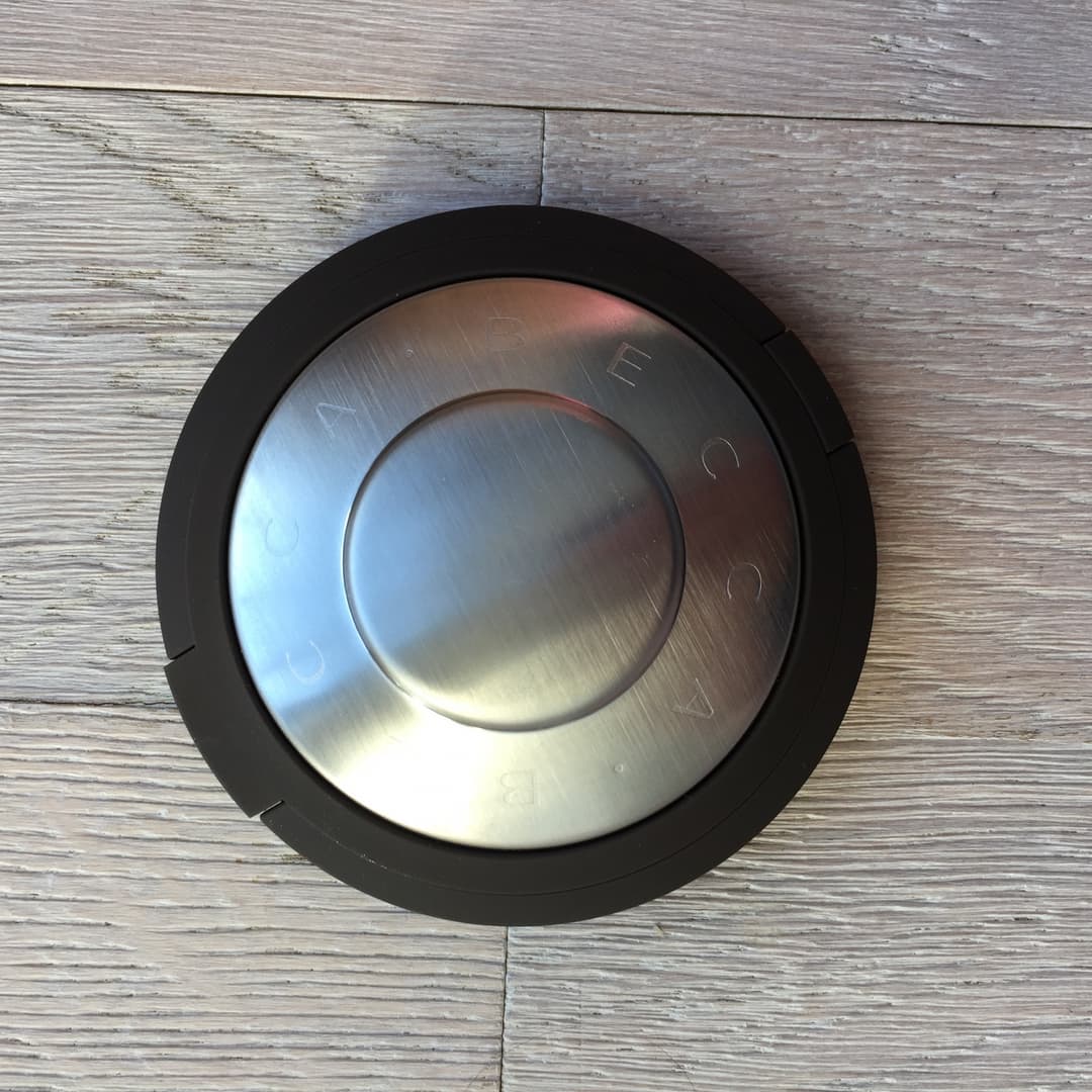 Becca Shimmering Skin Perfector teinte Opal, compact rond noir avec plateau nacré irisé reflétant des tons bleus et blancs