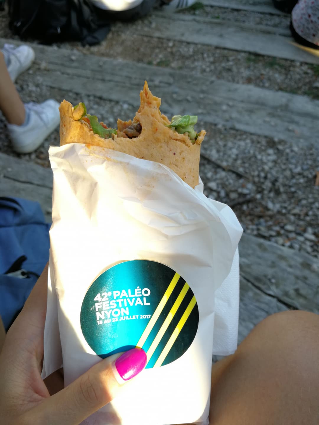 Fajitas au poulet garnie de riz, guacamole et poivrons dans un emballage blanc au logo du Paléo Festival 2017