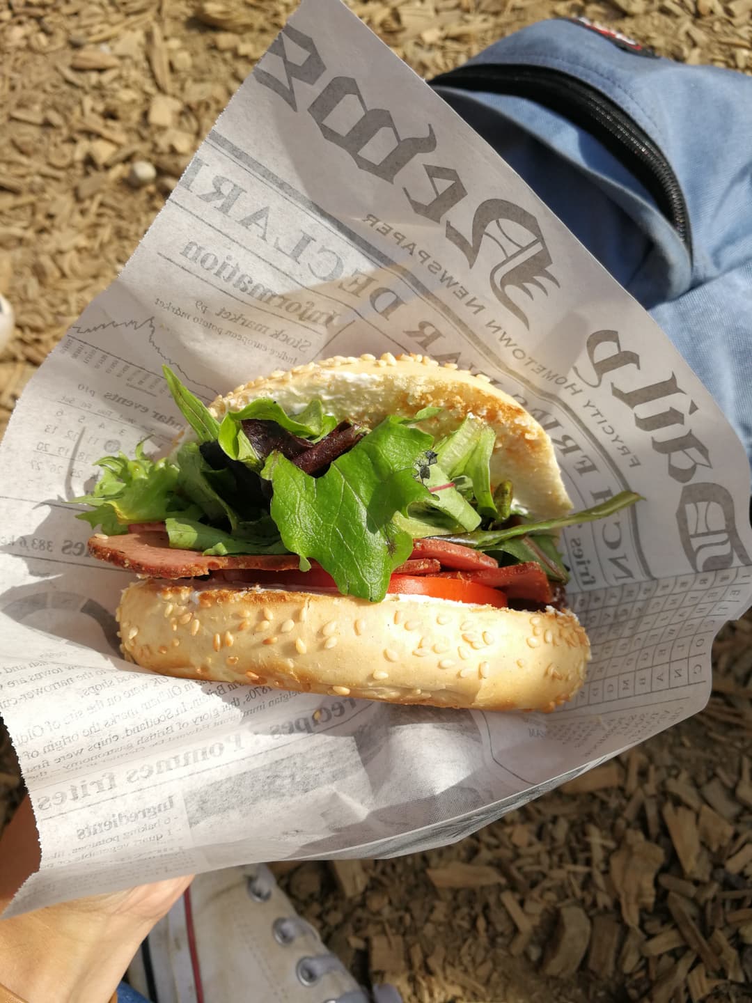 Bagel garni de laitue, tomate et bacon, enveloppé dans du papier kraft au Paléo Festival
