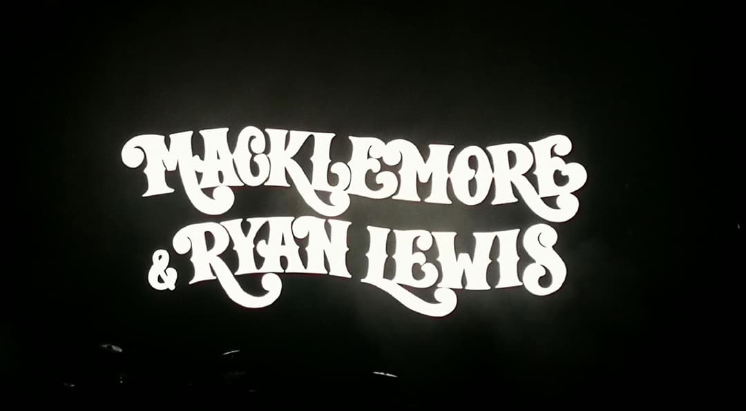 Logo blanc de Macklemore & Ryan Lewis sur fond noir