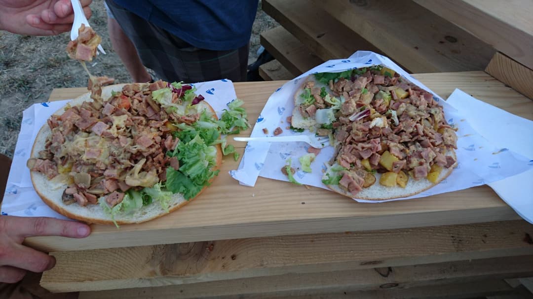 Deux assiettes avec du pain garni de viande, de champignons, de pommes de terre et de salade, au stand corse du Paléo Festival de Nyon