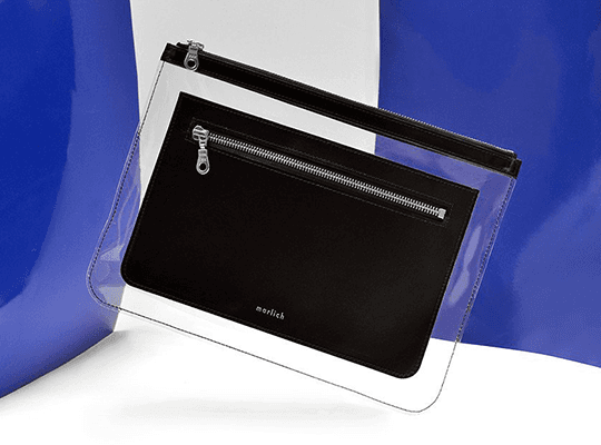 Trois portefeuilles Marlich empilés : noir avec PVC transparent, blanc et bleu, fond dégradé bleu