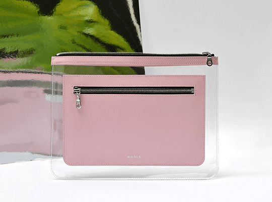 Pochettes Marlich bi-matière rose et transparente, avec fermoirs zippés, empilées l'une sur l'autre
