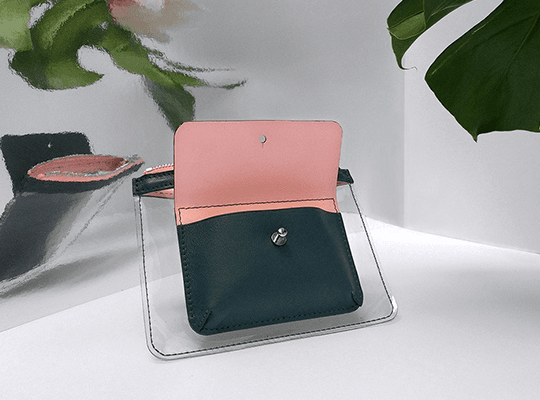 Clutch Barnett de Marlich, pochette rose et noir en cuir et PVC transparent avec compartiments intégrés