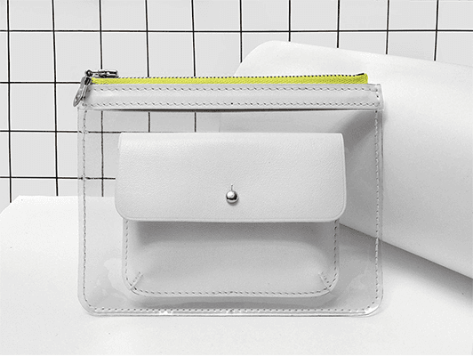 Wallet Barnett blanc en cuir et PVC transparent avec fermeture-éclair jaune et surpiqures assorties de Marlich