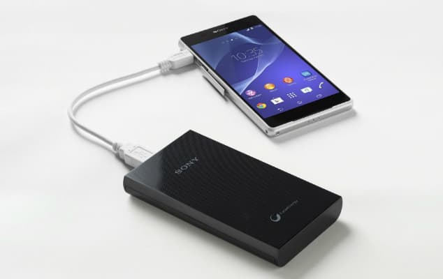 Batterie externe Sony CP-V10A noire connectée à un smartphone par câble USB