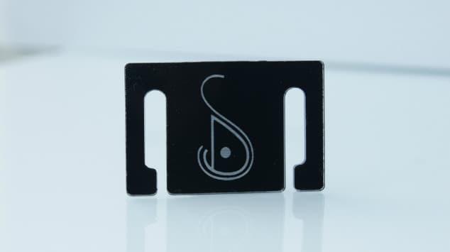 Capteur solaire connecté de la marque nali Design, petit boîtier noir avec logo en forme de goutte d'eau