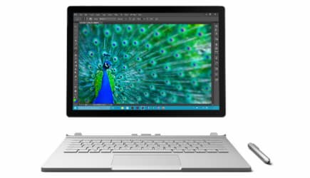 Huawei MateBook ouvert avec écran affichant un paon coloré, clavier détaché et stylet gris