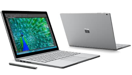 Microsoft Surface Book convertible 2-en-1 avec écran détachable affichant un paon bleu et clavier magnétique blanc