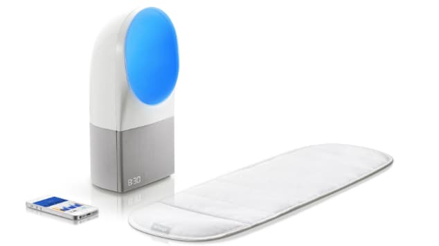 Lampe Philips EnergyUp Blue de luminothérapie avec écran bleu incliné, socle blanc et gris, accompagnée d'un capteur blanc