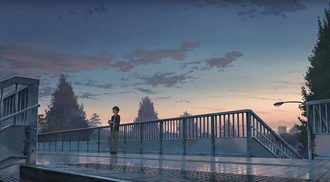 Taki seul sur une passerelle en fin d'après-midi, regardant vers l'horizon sous un ciel bleu et rose parsemé de nuages