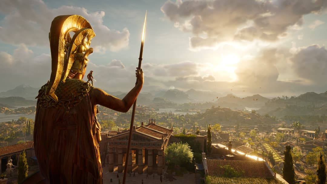 Assassin's Creed Odyssey : statue dorée d'une guerrière grecque antique surplombant un paysage méditerranéen montagneux sous un ciel nuageux