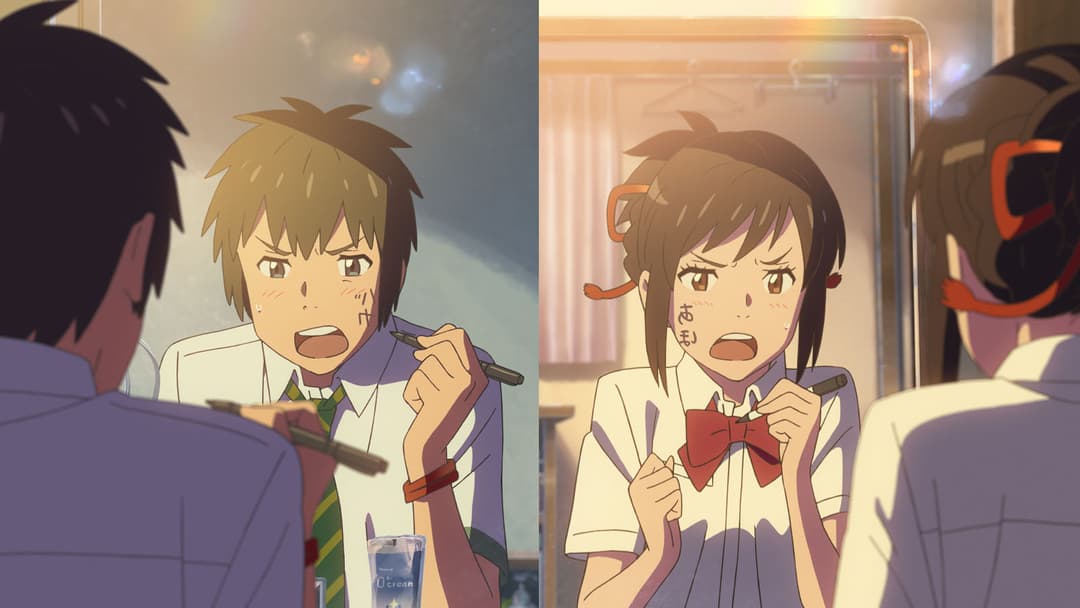Deux adolescents en uniforme scolaire se regardent avec surprise dans un cadre intérieur lumineux, scène du film d'animation Your Name