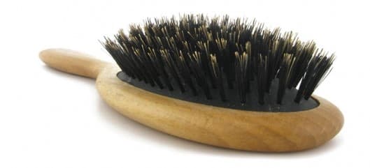 Brosse plate en bois avec poils noirs de sanglier, manche arrondi en bois naturel