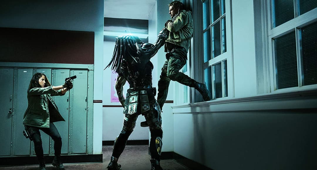 Un homme tire au pistolet sur un extraterrestre blindé et musclé dans un couloir futuriste aux teintes bleues