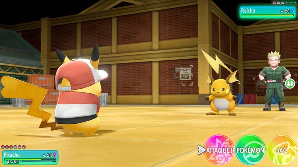 Combat Pokémon Let's Go avec Pikachu vêtu d'un costume rouge et blanc face à un adversaire dresseur dans une arène