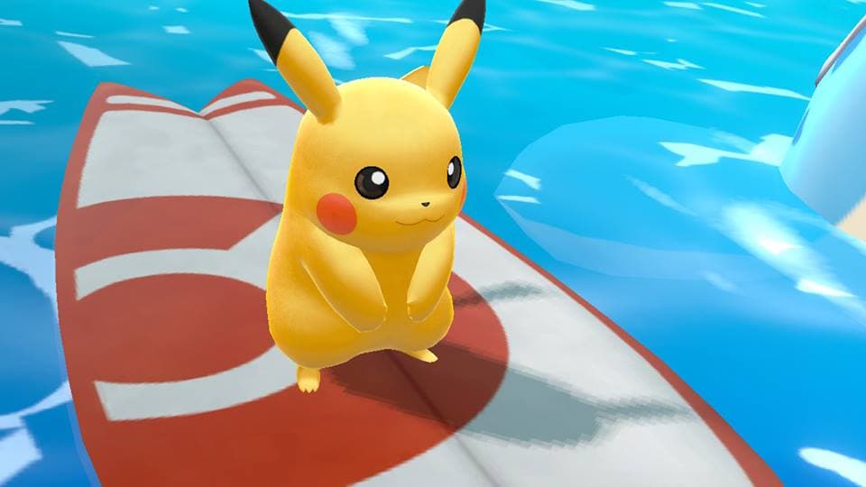 Pikachu jaune aux joues rouges assis sur une Poké Ball rouge et blanche, fond bleu ciel