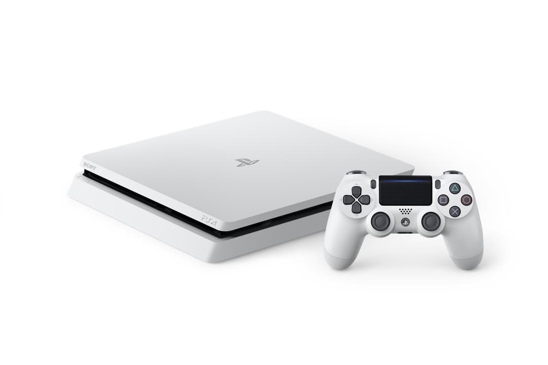 PlayStation 4 Slim 500GB blanche avec sa manette DualShock 4 blanche sur fond blanc