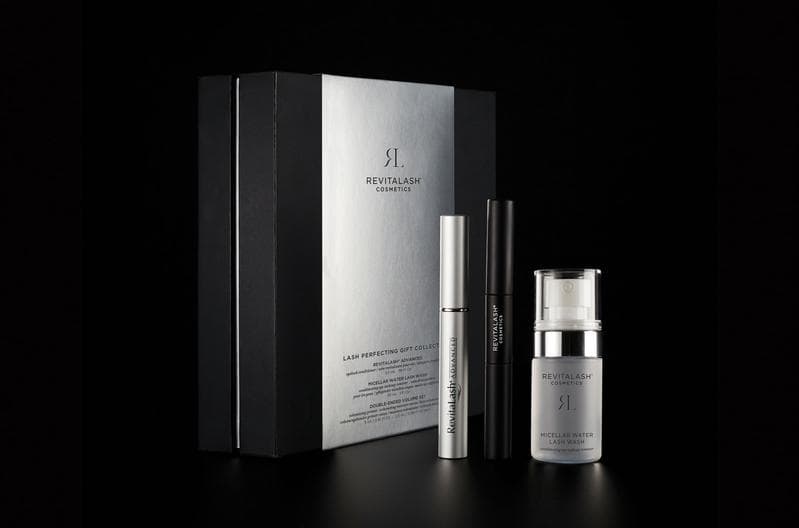 Coffret Lash Perfecting Gift Collection de Revitalash Cosmetics composé d'une boîte noire et blanche et de trois produits de soins pour cils