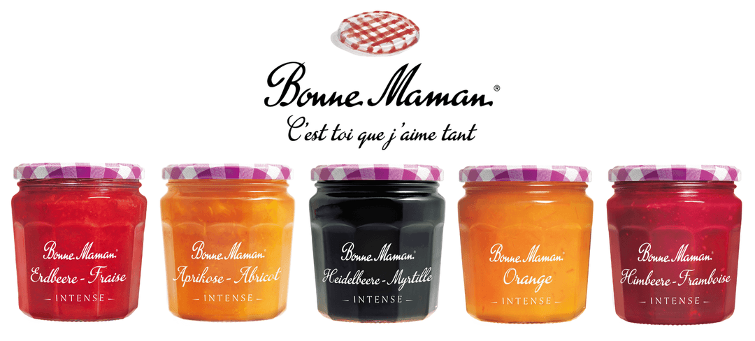 Cinq pots de confiture Bonne Maman gamme « Intenses » aux saveurs Fraise, Abricot, Myrtille, Orange et Framboise avec couvercles à carreaux rouges et blancs