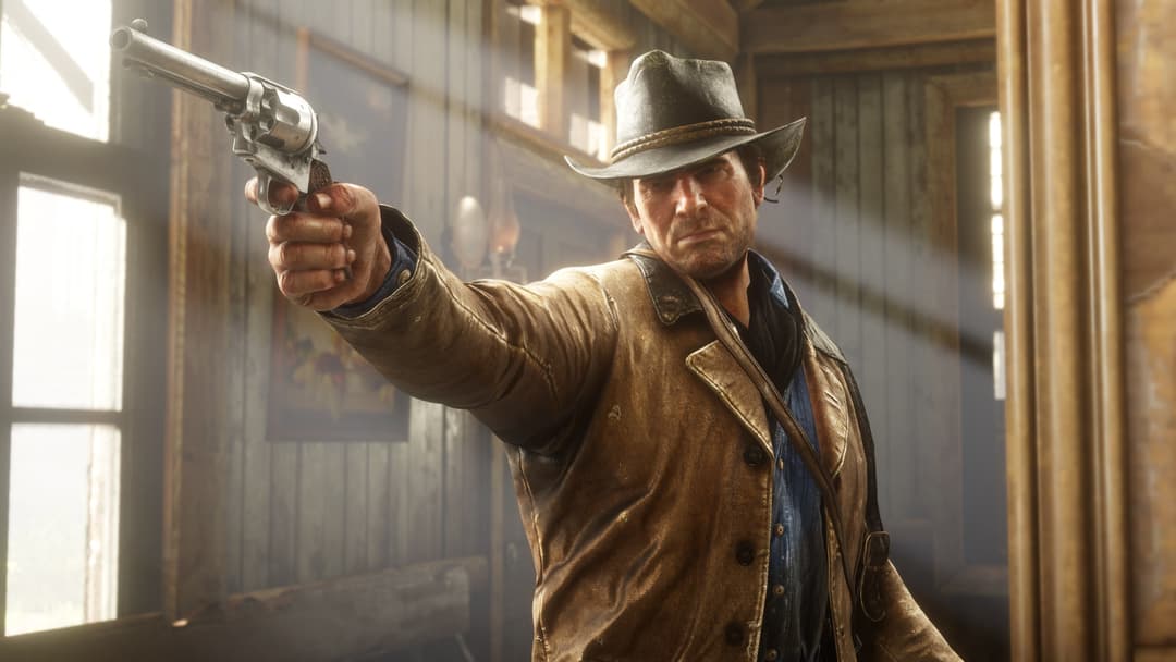 Personnage de Red Dead Redemption II en manteau marron et chapeau de cowboy, braquant un revolver dans un intérieur de bâtiment western