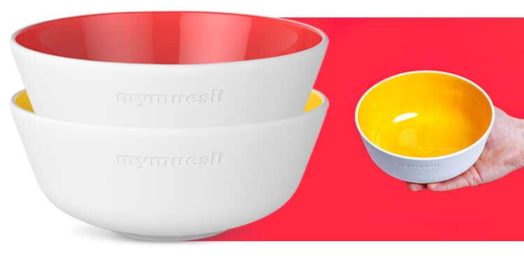 Deux bols Mymuesli en porcelaine blanche à intérieur rouge et jaune, avec cœur gravé au fond
