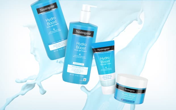 Quatre produits de soins Neutrogena Hydro Boost bleus et blancs entourés d'éclaboussures d'eau bleue
