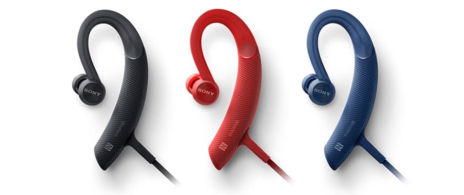 Trois écouteurs Sony MDR-XB80BS avec crochets auriculaires, en noir, rouge et bleu, sur fond blanc