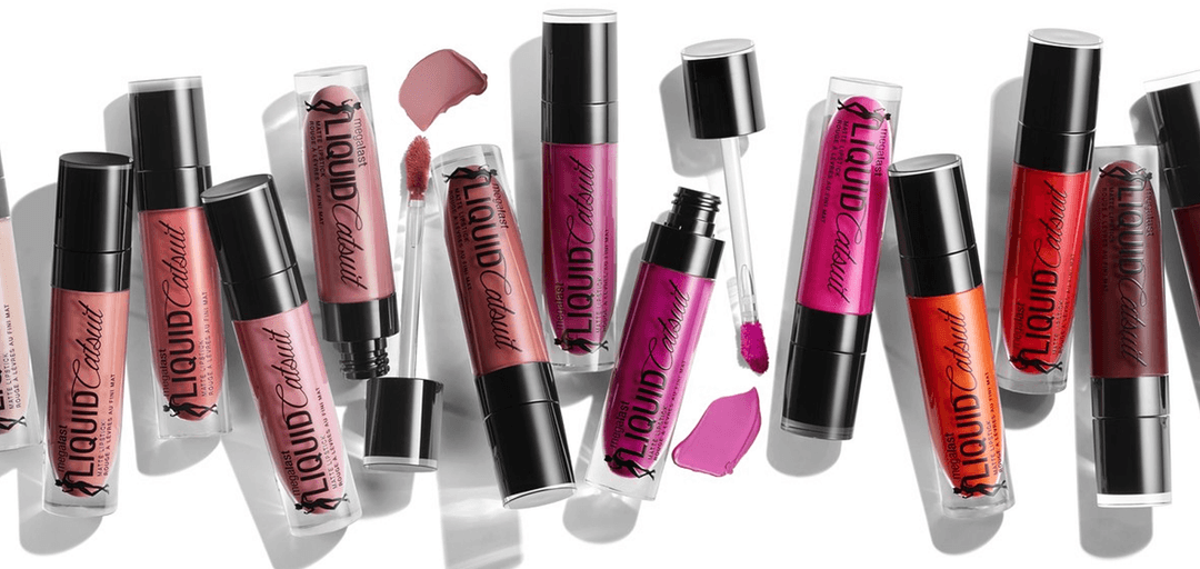 Coffret de cosmétiques Wet n Wild avec plusieurs rouges à lèvres liquides aux nuances roses, rouges et violettes, et caps noirs