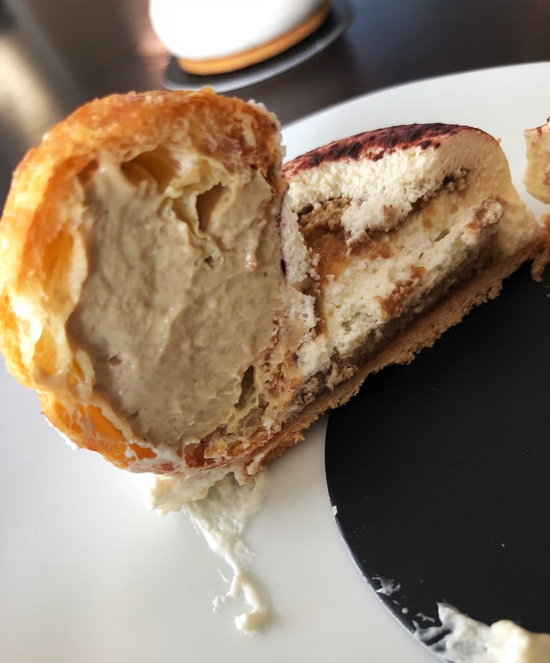 Tiramichou du chef pâtissier Damien Moutarlier, chou à pâte feuilletée dorée garni de crème tiramisu généreuse