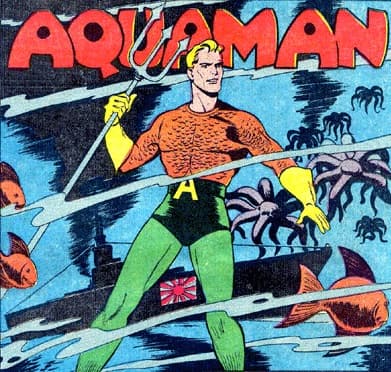 Aquaman en costume orange et vert tenant un trident, entouré de créatures marines dans un décor sous-marin coloré