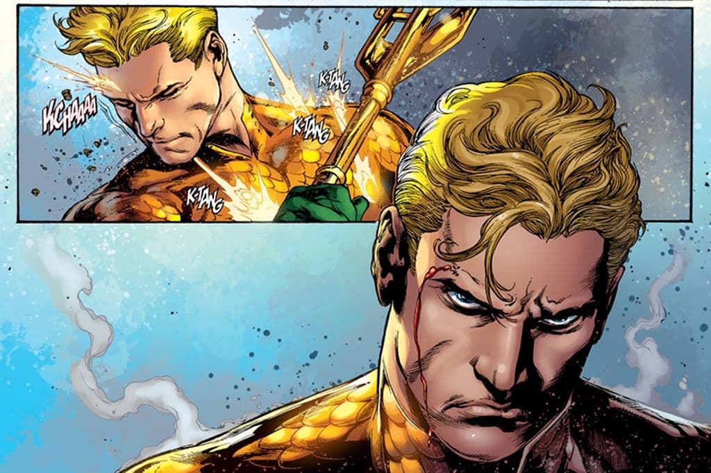 Arthur Curry, Aquaman, en gros plan avec ses cheveux blonds et son costume écailleux doré, tenant son trident face à une explosion