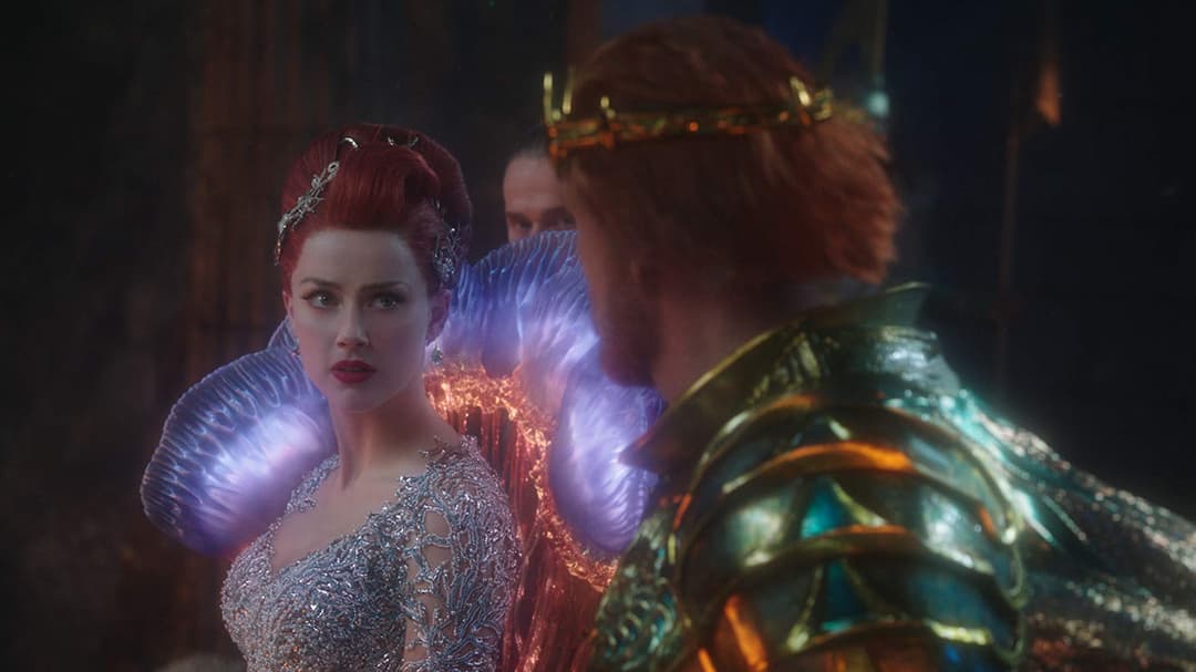 Reine atlante aux cheveux rouges vêtue d'une robe étincelante avec ailes lumineuses violettes, face à un guerrier en armure ornée de reflets dorés et turquoise