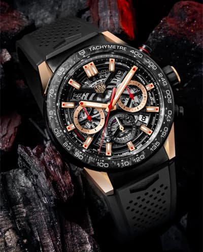 Montre TAG Heuer Carrera en carbone avec boîtier noir et or, cadran opalin noir et bracelet en caoutchouc perforé