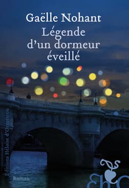Couverture du roman "Légende d'un dormeur éveillé" de Gaëlle Nohant, avec un pont la nuit et des lumières colorées reflétées sur l'eau