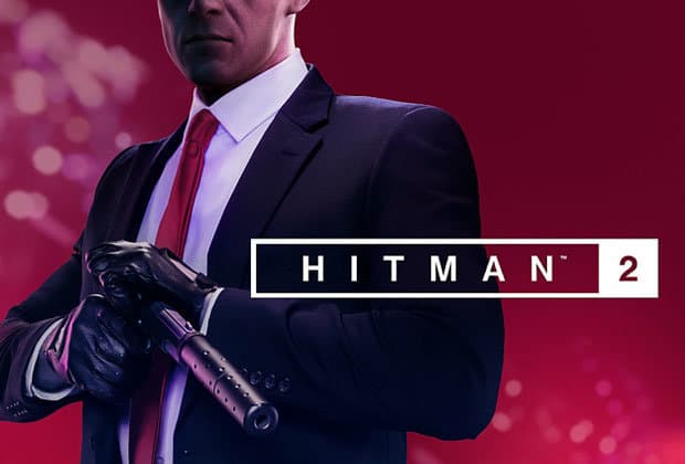 Agent 47 en costume noir et cravate rouge tenant un pistolet avec silencieux, sur fond rose dégradé avec le logo Hitman 2