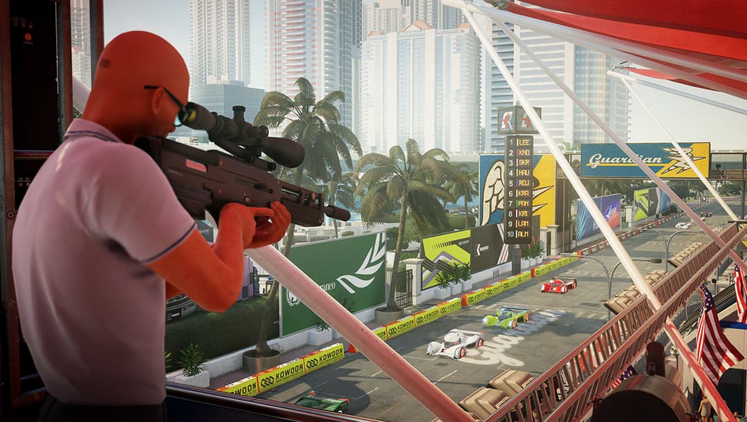 L'agent 47 en costume rose et masque rouge, en position de tir avec une lunette, visant depuis une structure surplombant un circuit de course urbain